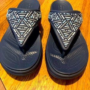 Nwot womens size 7 Crocs. Flip flop/wedge style. Dark blue in color.